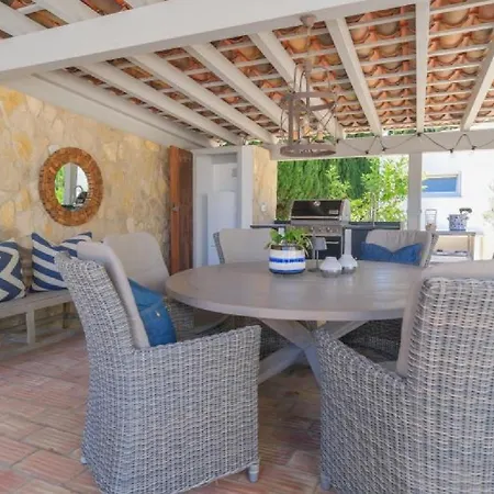 Beautifully Renovated With Swimming Pool Quarteira