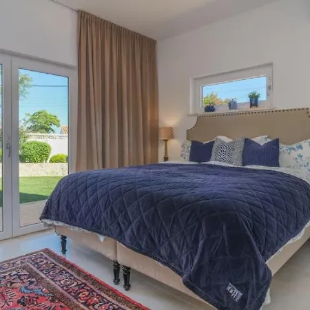 Beautifully Renovated With Swimming Pool Quarteira