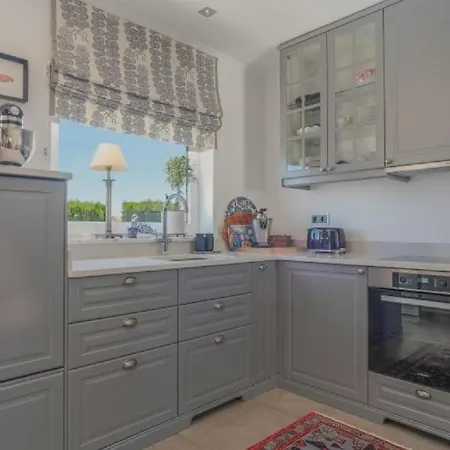 Beautifully Renovated With Swimming Pool *