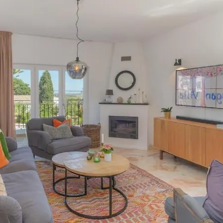 Beautifully Renovated With Swimming Pool *