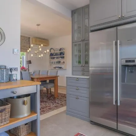 Beautifully Renovated With Swimming Pool Quarteira
