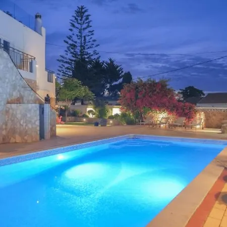 Beautifully Renovated With Swimming Pool Apartament Quarteira