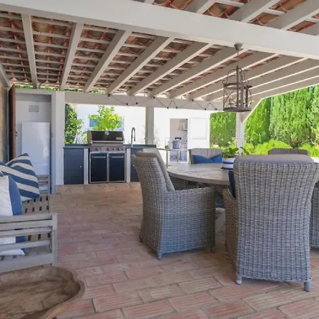 Beautifully Renovated With Swimming Pool Apartament