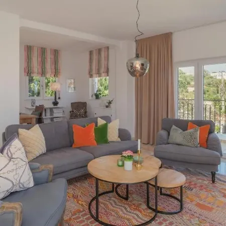 Beautifully Renovated With Swimming Pool