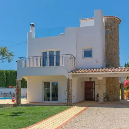 Apartament Beautifully Renovated With Swimming Pool