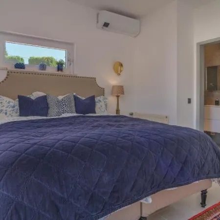 Apartament Beautifully Renovated With Swimming Pool
